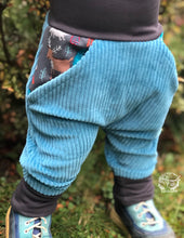 Lade das Bild in den Galerie-Viewer, CORDNICKY-HOSE PETROL WALDTIERE
