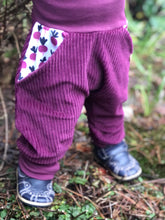 Lade das Bild in den Galerie-Viewer, CORDNICKY-HOSE BEERE ROTEBEETE