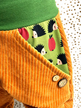 Lade das Bild in den Galerie-Viewer, CORDNICKY-HOSE SENFGELB IGEL APFEL