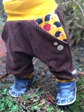 Lade das Bild in den Galerie-Viewer, CORDNICKY-HOSE BRAUN IGEL