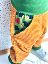 Lade das Bild in den Galerie-Viewer, CORDNICKY-HOSE SENFGELB IGEL APFEL