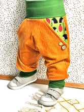 Lade das Bild in den Galerie-Viewer, CORDNICKY-HOSE SENFGELB IGEL APFEL