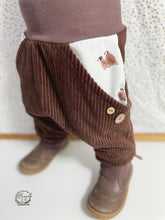 Lade das Bild in den Galerie-Viewer, CORDNICKY-HOSE BRAUN PINGUINE