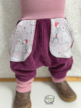 Lade das Bild in den Galerie-Viewer, CORDNICKY-HOSE BEERE WICHTEL UND HASE