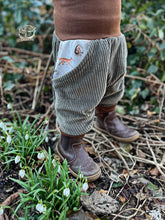 Lade das Bild in den Galerie-Viewer, CORDNICKY-HOSE KHAKI WALDTIERE