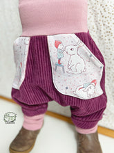 Lade das Bild in den Galerie-Viewer, CORDNICKY-HOSE BEERE WICHTEL UND HASE