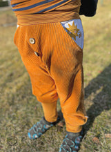 Lade das Bild in den Galerie-Viewer, CORDNICKY-HOSE SENFGELB SONNE FRIEDEN