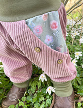 Lade das Bild in den Galerie-Viewer, CORDNICKY-HOSE ALTROSA AQUARELL BLUMEN