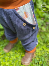 Lade das Bild in den Galerie-Viewer, MUSSELIN-HOSE BLAU BIENEN