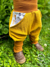 Lade das Bild in den Galerie-Viewer, MUSSELIN-HOSE SENFGELB KATZEN