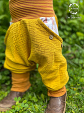 Lade das Bild in den Galerie-Viewer, MUSSELIN-HOSE SENFGELB KATZEN