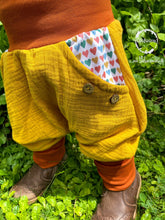 Lade das Bild in den Galerie-Viewer, MUSSELIN-HOSE SENFGELB HERZEN