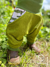 Lade das Bild in den Galerie-Viewer, CORDNICKY-HOSE HELLGRÜN KROKO