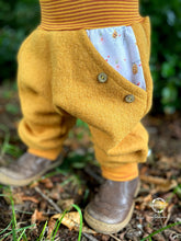 Lade das Bild in den Galerie-Viewer, WOLLWALK-HOSE SENFGELB BIENENVOLK