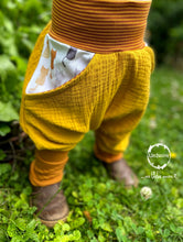 Lade das Bild in den Galerie-Viewer, MUSSELIN-HOSE SENFGELB KATZEN