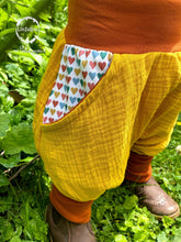 Lade das Bild in den Galerie-Viewer, MUSSELIN-HOSE SENFGELB HERZEN
