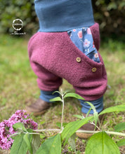 Lade das Bild in den Galerie-Viewer, WOLLWALK-HOSE ALTROSA AQUARELL BLUMEN