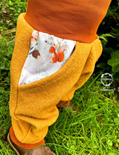 Lade das Bild in den Galerie-Viewer, WOLLWALK-HOSE SENFGELB FUCHS EICHHÖRNCHEN