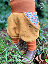 Lade das Bild in den Galerie-Viewer, WOLLWALK-HOSE SENFGELB HERZEN