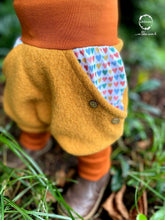 Lade das Bild in den Galerie-Viewer, WOLLWALK-HOSE SENFGELB HERZEN