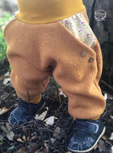Lade das Bild in den Galerie-Viewer, WOLLWALK-HOSE SENFGELB FÄCHERMUSTER