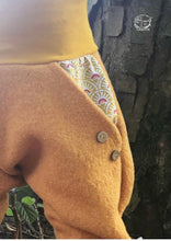 Lade das Bild in den Galerie-Viewer, WOLLWALK-HOSE SENFGELB FÄCHERMUSTER