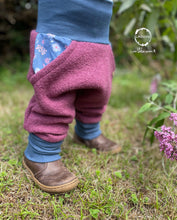 Lade das Bild in den Galerie-Viewer, WOLLWALK-HOSE ALTROSA AQUARELL BLUMEN