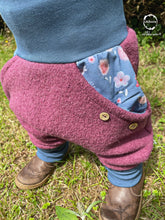 Lade das Bild in den Galerie-Viewer, WOLLWALK-HOSE ALTROSA AQUARELL BLUMEN