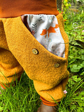Lade das Bild in den Galerie-Viewer, WOLLWALK-HOSE SENFGELB FUCHS EICHHÖRNCHEN