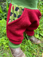 Lade das Bild in den Galerie-Viewer, WOLLWALK-HOSE ROT IGEL