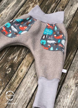 Lade das Bild in den Galerie-Viewer, WOLLWALK-HOSE GRAU WALDTIERE