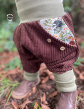 Lade das Bild in den Galerie-Viewer, CORDNICKY-HOSE BRAUN SCHLAFENDE TIERKINDER