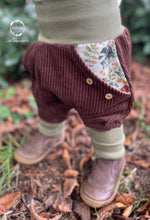 Lade das Bild in den Galerie-Viewer, CORDNICKY-HOSE BRAUN SCHLAFENDE TIERKINDER
