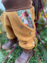 Lade das Bild in den Galerie-Viewer, WOLLWALK-HOSE SENFGELB SCHLAFENDE TIERKINDER