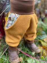 Lade das Bild in den Galerie-Viewer, WOLLWALK-HOSE SENFGELB SCHLAFENDE TIERKINDER