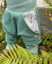 Lade das Bild in den Galerie-Viewer, CORDNICKY-HOSE MINT FRÜHLINGSELFEN