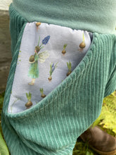 Lade das Bild in den Galerie-Viewer, CORDNICKY-HOSE MINT FRÜHLINGSELFEN