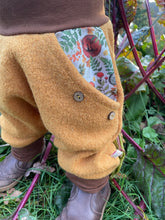 Lade das Bild in den Galerie-Viewer, WOLLWALK-HOSE SENFGELB SCHLAFENDE TIERKINDER