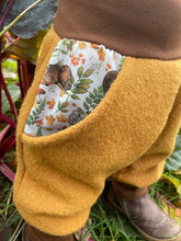 Lade das Bild in den Galerie-Viewer, WOLLWALK-HOSE SENFGELB SCHLAFENDE TIERKINDER