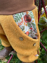 Lade das Bild in den Galerie-Viewer, WOLLWALK-HOSE SENFGELB SCHLAFENDE TIERKINDER