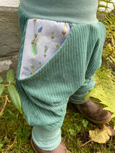 Lade das Bild in den Galerie-Viewer, CORDNICKY-HOSE MINT FRÜHLINGSELFEN