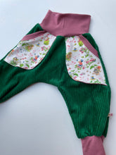 Lade das Bild in den Galerie-Viewer, CORDNICKY-HOSE FLASCHENGRÜN BLÜHTENBABYS