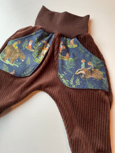 Lade das Bild in den Galerie-Viewer, CORDNICKY-HOSE BRAUN WALDZAUBER