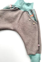 Lade das Bild in den Galerie-Viewer, WOLLWALK-HOSE GRAU WALDTIERE MINT