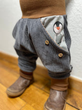 Lade das Bild in den Galerie-Viewer, CORDNICKY-HOSE DUNKELGRAU PINGUINE