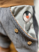 Lade das Bild in den Galerie-Viewer, CORDNICKY-HOSE DUNKELGRAU PINGUINE