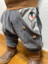 Lade das Bild in den Galerie-Viewer, CORDNICKY-HOSE DUNKELGRAU PINGUINE
