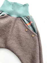 Lade das Bild in den Galerie-Viewer, WOLLWALK-HOSE GRAU WALDTIERE MINT