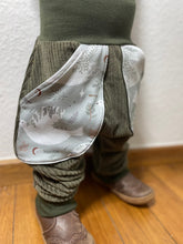 Lade das Bild in den Galerie-Viewer, CORDNICKY-HOSE KHAKI TAUBEN