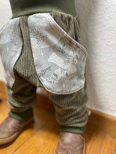 Lade das Bild in den Galerie-Viewer, CORDNICKY-HOSE KHAKI TAUBEN